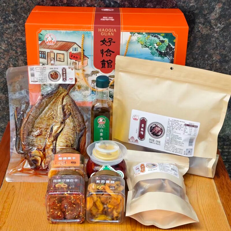 礼盒：茴饼+黄桃+辣味杏干+桔子干+酱板鱼+霉豆腐+酱板鸭+茶油