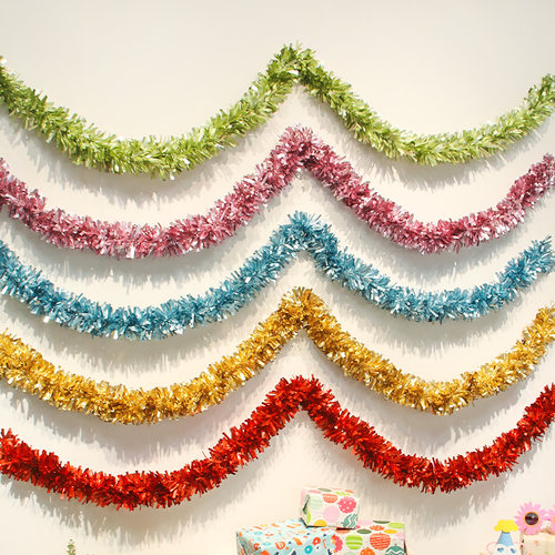 商场店铺背景墙彩条毛条装饰布置