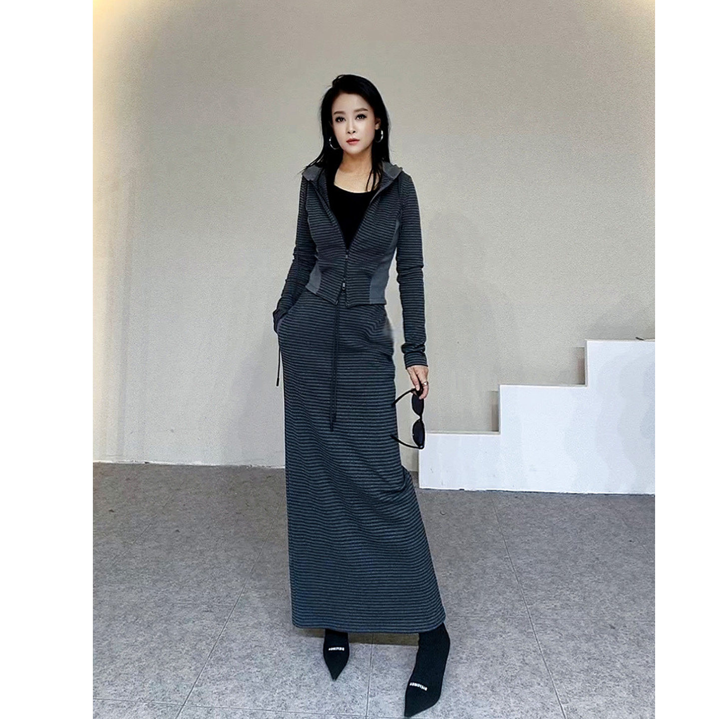 新款小众设计时尚灰黑格纹女士连帽卫衣外套半身裙两件套百搭气质