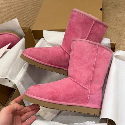 粉色羊皮毛一体雪地靴2025新款复古圆头套筒雪地棉加绒厚底中筒靴