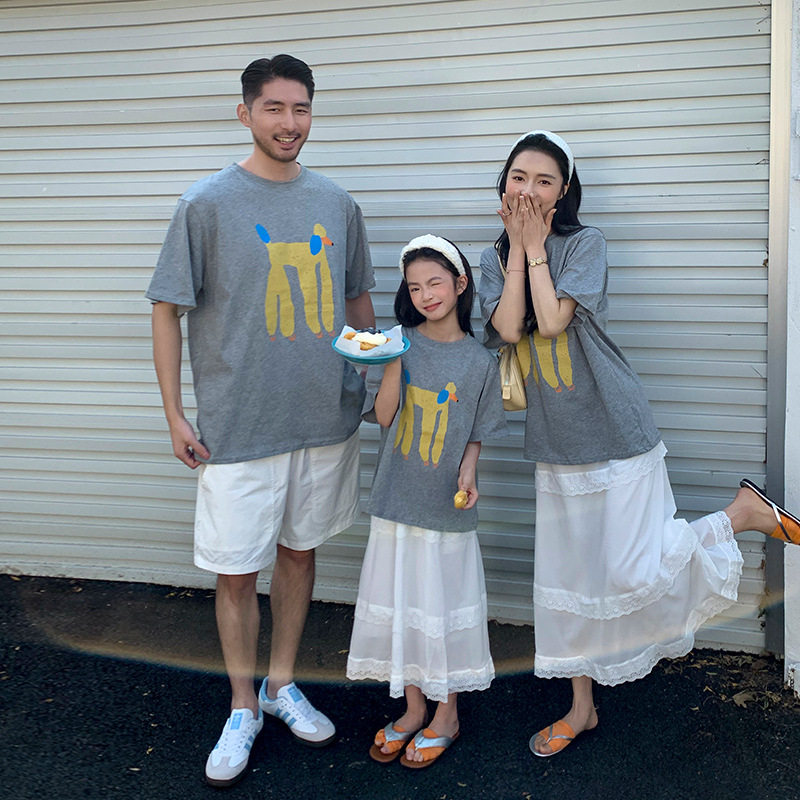 一家三口亲子装夏装2026新款纯棉短袖T恤卡通印花洋气母女装上衣