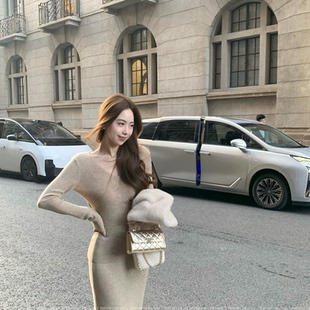 Baby61 软糯羊毛针织修身 上衣半身裙两件套装 裸感慕斯