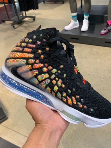 耐克黑紫篮球鞋詹姆斯17代