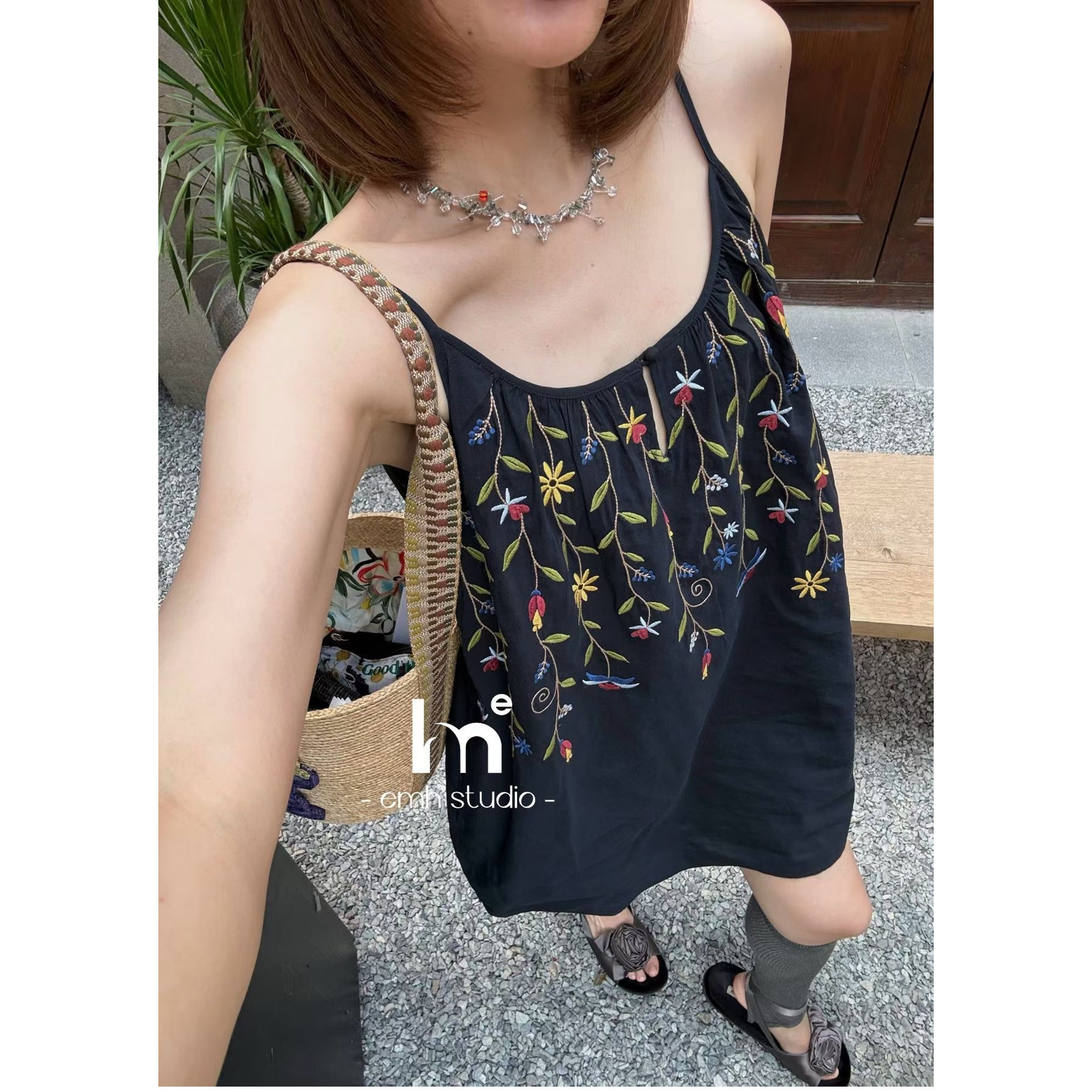 欧洲站2026夏季新款欧货女潮时尚重工花朵刺绣亚麻无袖吊带连衣裙