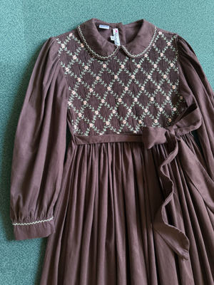 马达加斯加制  smocking dress 生巧克力色灯芯棉 小圆彼得潘翻领