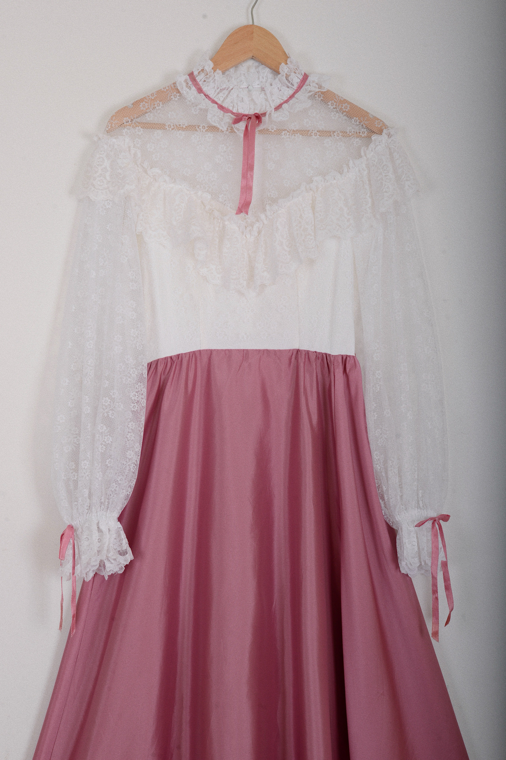 1970s Vintage 倒三角蕾丝领宫廷长袖 缎带装饰礼服长裙