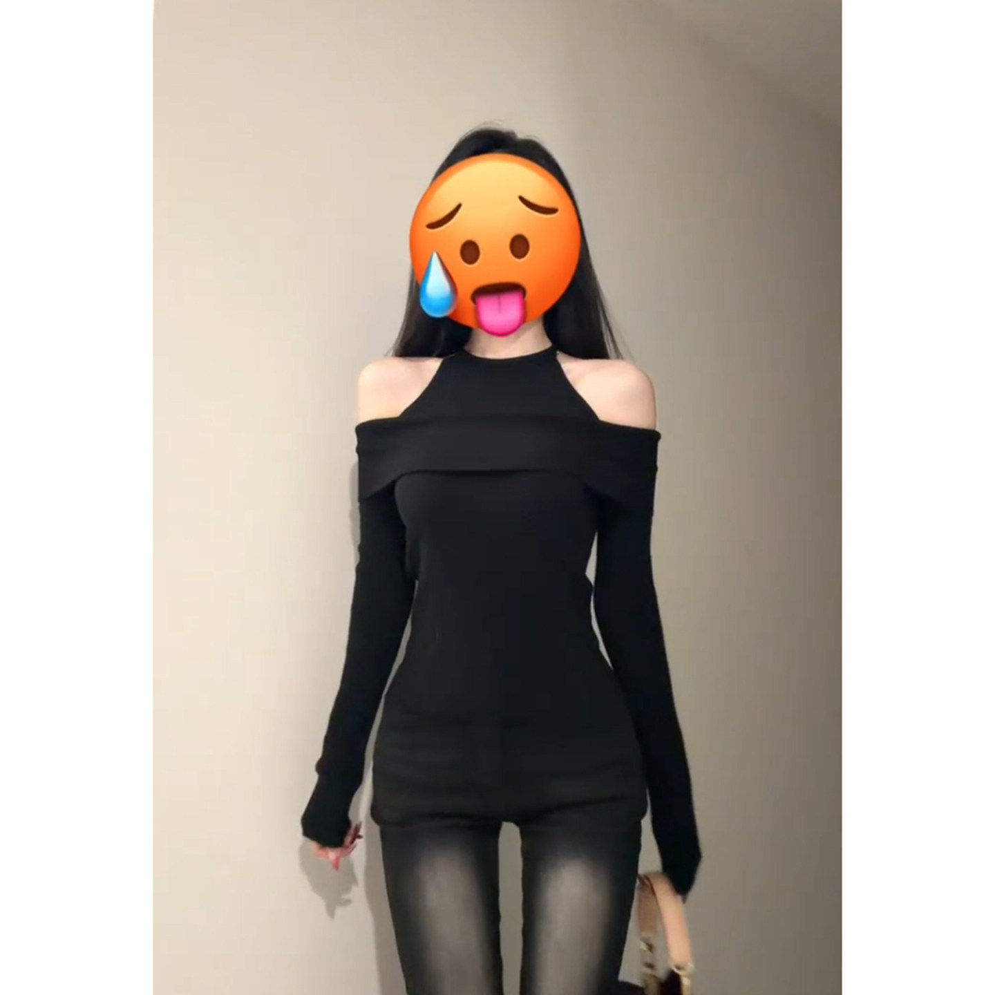 高级感黑色挂脖一字肩长袖针织衫女秋冬修身显瘦辣妹纯欲露肩上衣