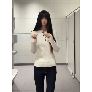 古着感白色亨利领针织毛衣女秋冬新款修身显瘦小众绝美软糯上衣服