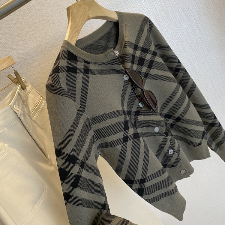 绝绝子！！！自留推，错过就是亏~复古拼色菱形格圆领针织开衫女