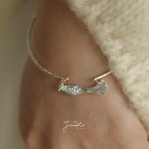 JWOOCO手工设计小鱼纤细足银手镯