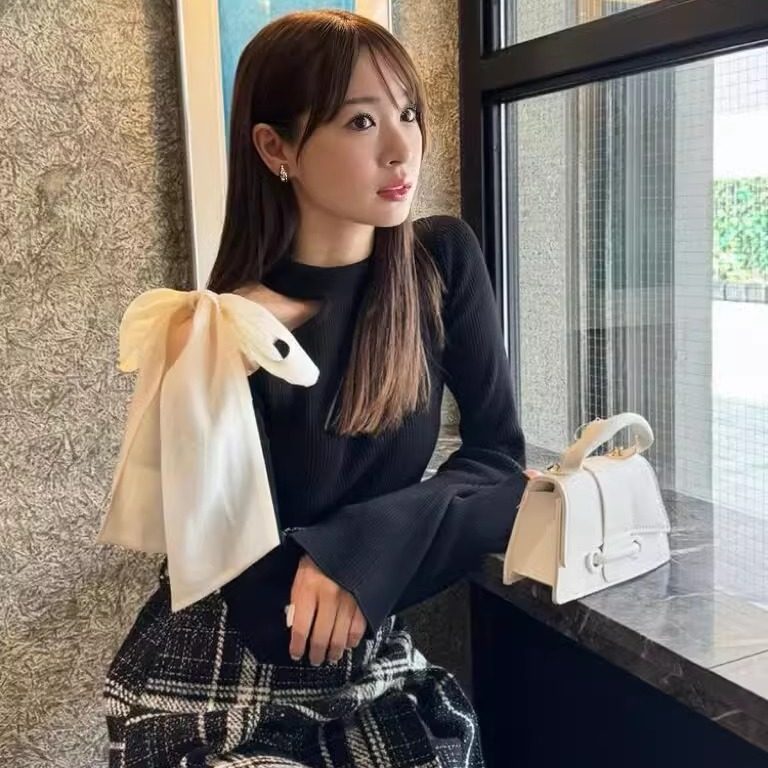 哚琦琦 日系D家薄纱蝴蝶结系带斜肩露肩针织上衣