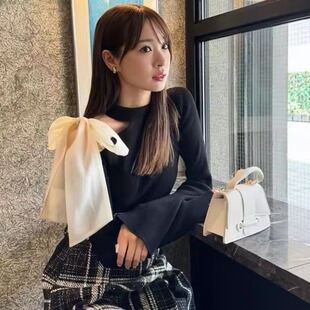 哚琦琦 日系D家薄纱蝴蝶结系带斜肩露肩针织上衣