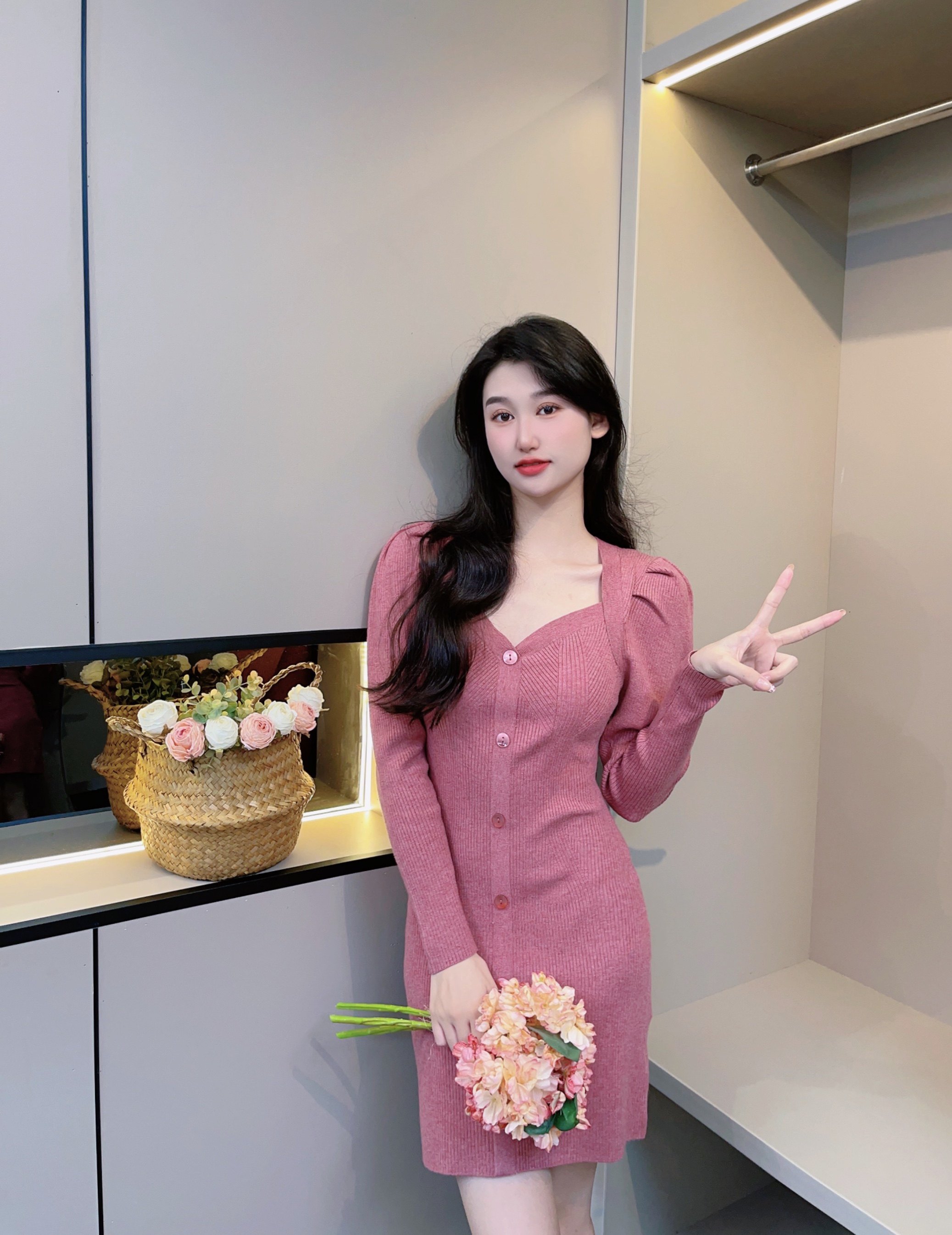 seven77家23年秋冬气质收腰修身v领泡泡袖针织连衣裙swno234289