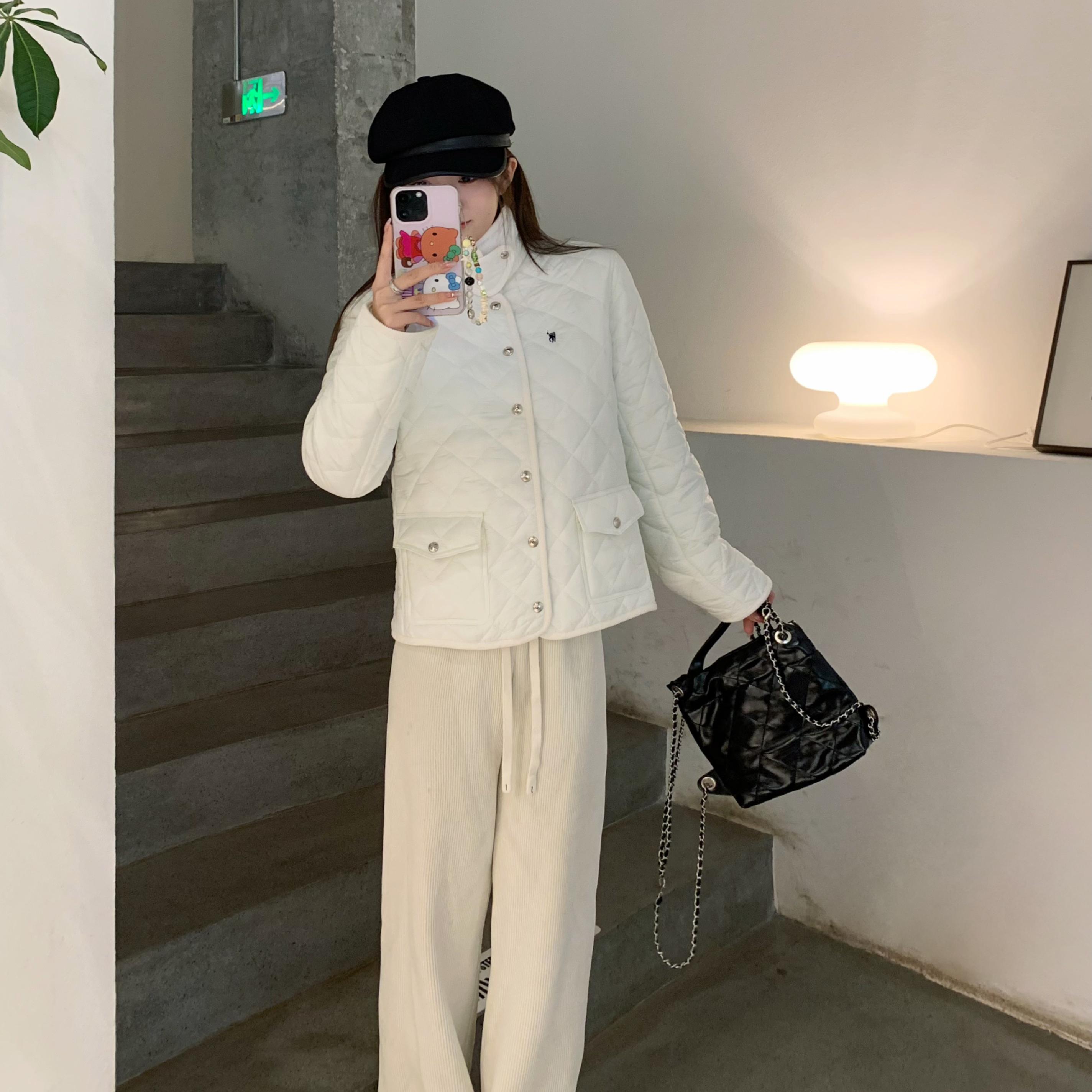 白色刺绣菱格翻领棉服短款