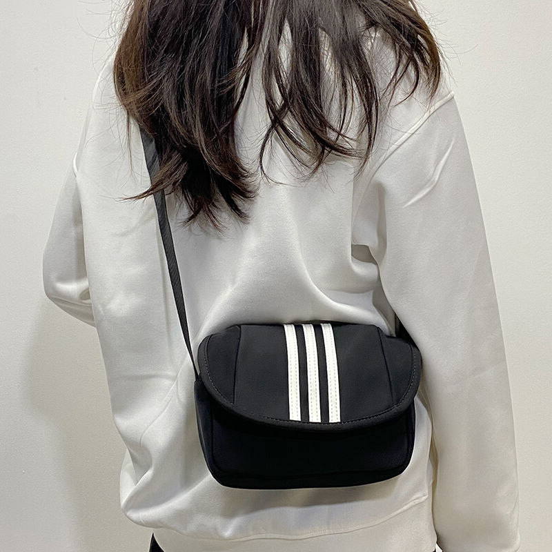 女士休闲包2026新款运动小型轻便百搭户外超轻量化装手机的小包包