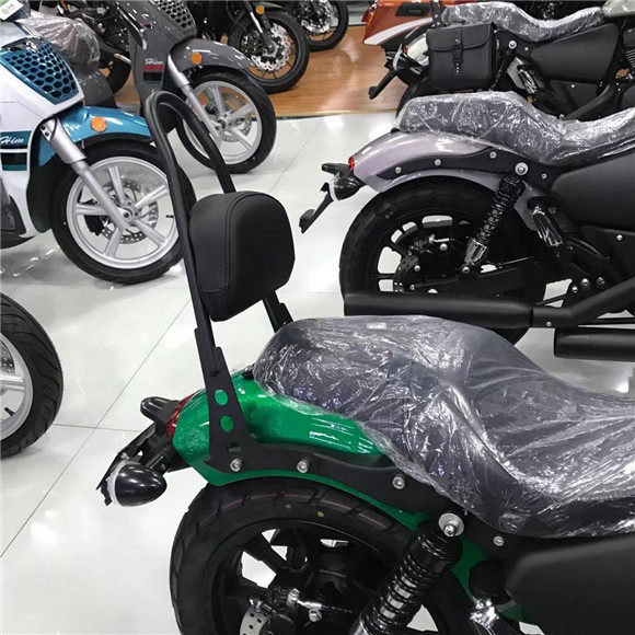 周红边箱适用于义骑v8摩托车一体式的改装黑色哈雷靠背配件