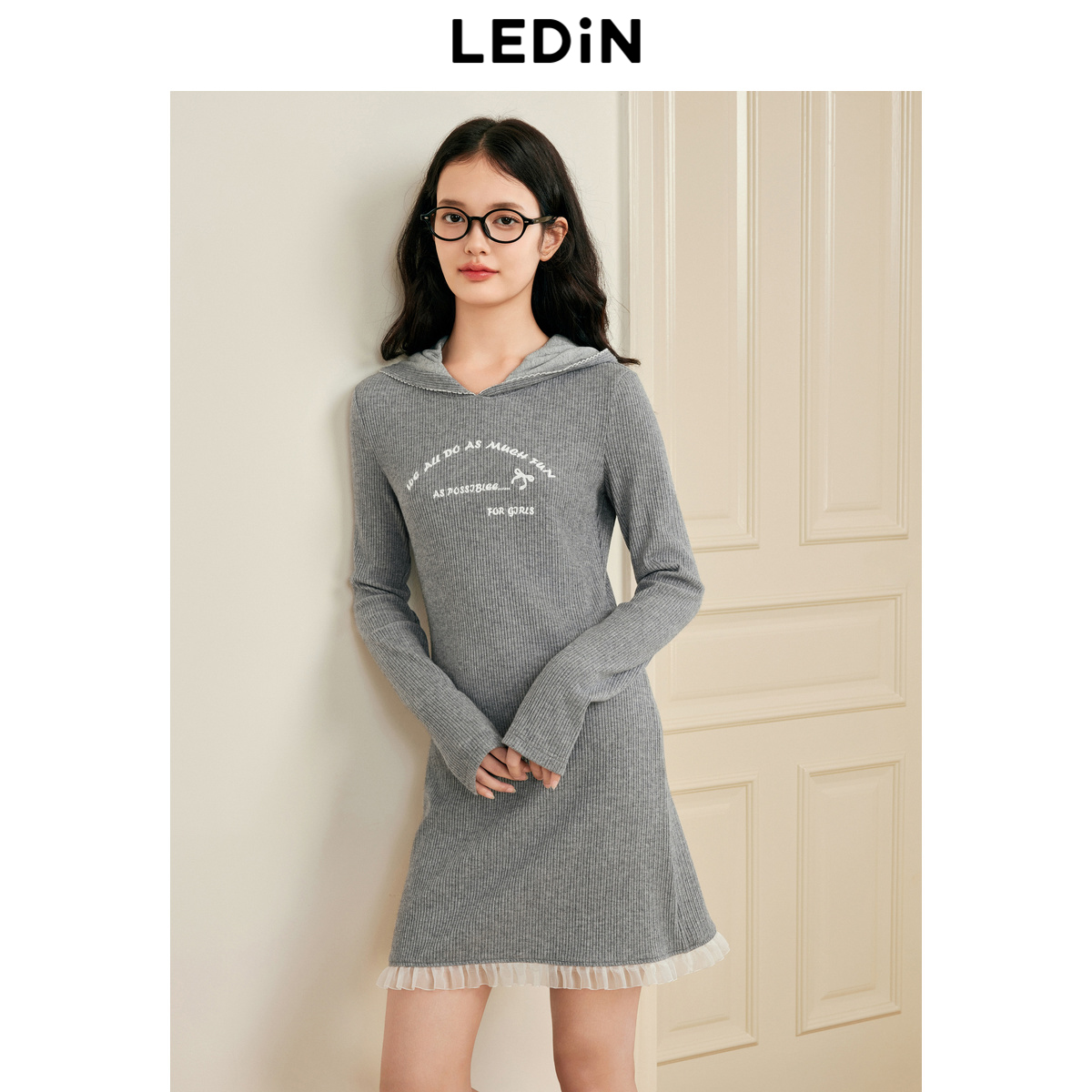 乐町针织连衣裙女年冬季新款提花刺绣简约休闲学院风连帽长袖裙