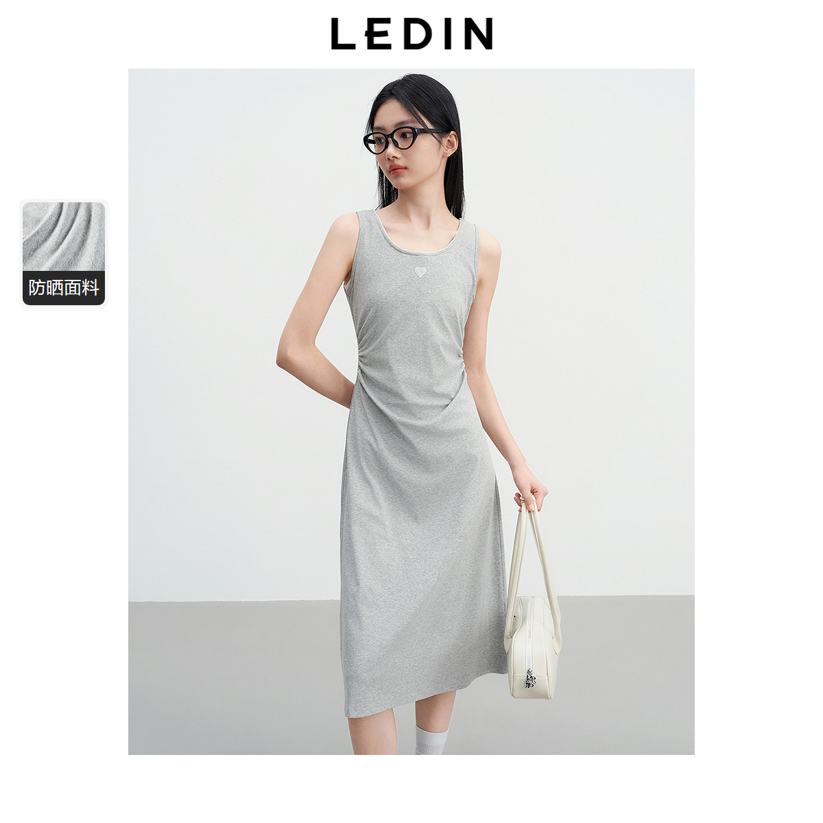 领口花边大身打褶开叉设计