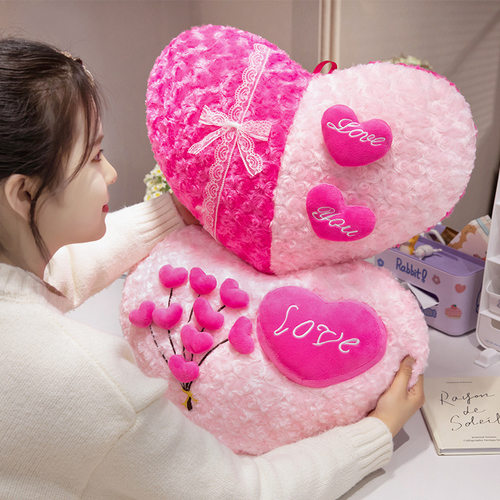 毛绒玩具爱心型靠枕女友生日礼物