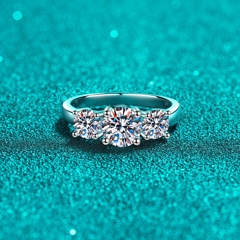 新德艺S925纯银戒指女 莫桑石欧美时尚款三石介子 现货