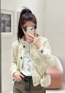 深圳南油CD秋冬菱形米白色羊羔毛短款翻领毛衣宽松外套女明星同款