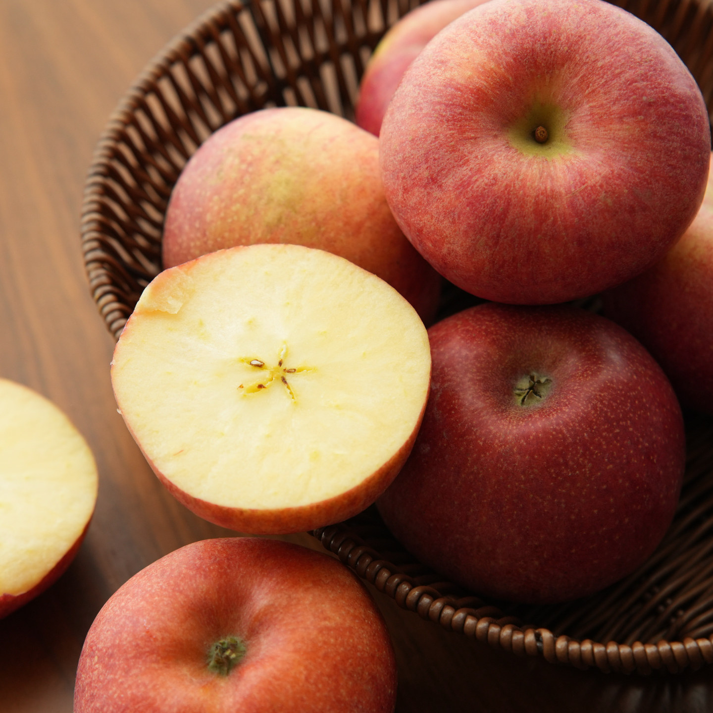 好吃的红苹果来了 酸甜口脆甜多汁 果肉紧实 带皮吃皮薄无渣 顺丰