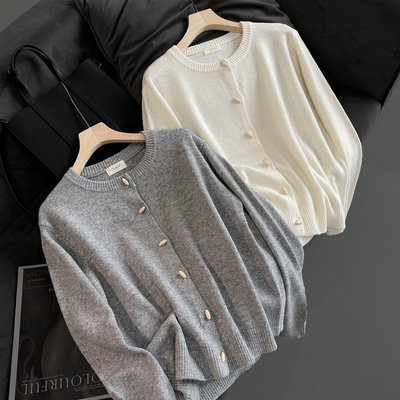 女士羊毛圆领牛角扣针织开衫外套