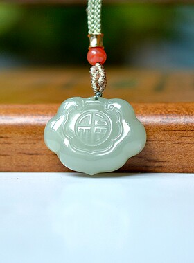 和亏爆啦田玉青海料高冰湖水青玉质干净精雕细琢如意锁吊坠D15379