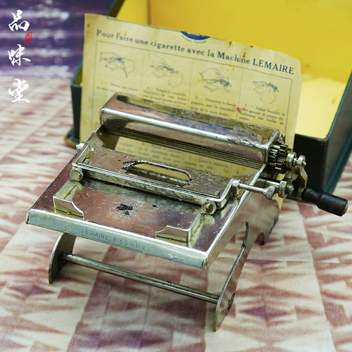 В 1930 -х годах антикварная сигаретная нагревателя французской машины.