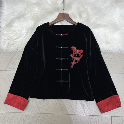 可可-光手工钉珠红马跃然衣襟一字盘扣缀以珠翠短外套A9802