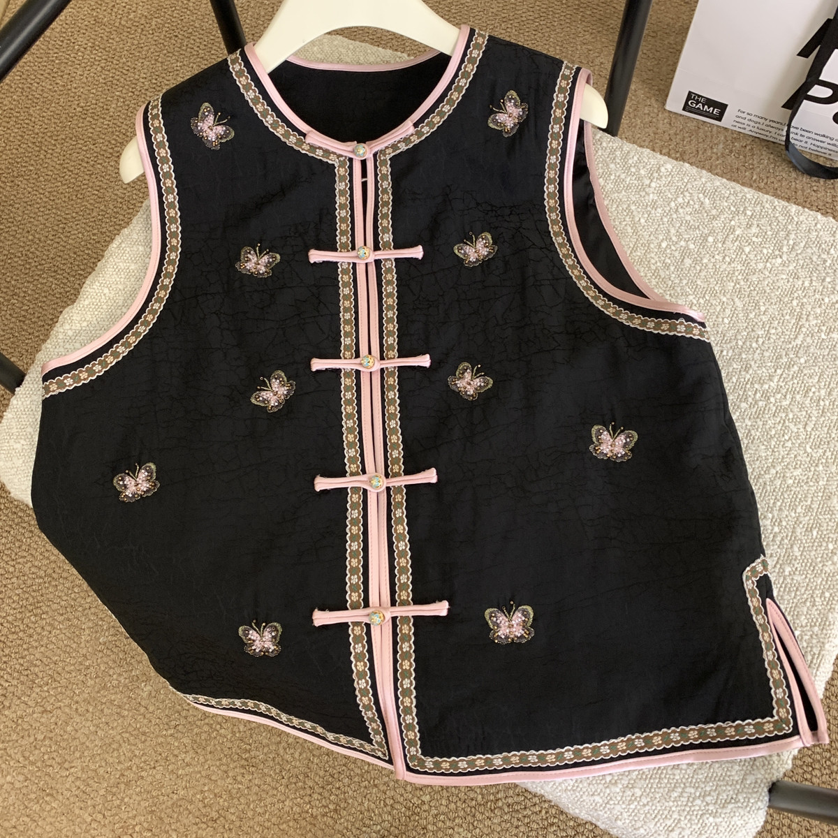 Cecil家100醋酸100人丝四码可选蝶钉珠圆领盘扣马甲33399