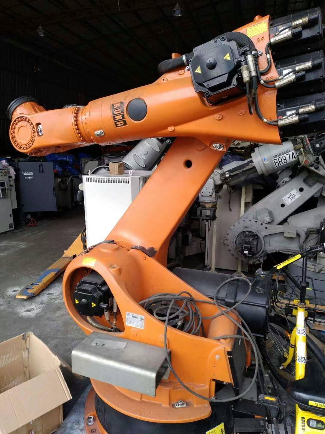 二手库卡kr210码垛机械手六轴全自动化抓取小型物体上下料机器人