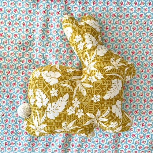 抱枕棉花可爱兔形兔年花棉布多彩