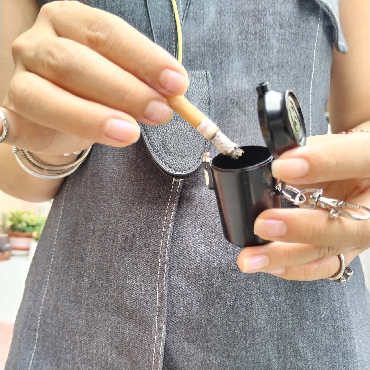 高档自动弹开易拉罐随身烟灰缸便携式带盖圆形烟盅烟灰盒密封防漏