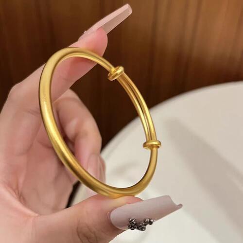 黄色古法哑光素圈推拉实心镯子
