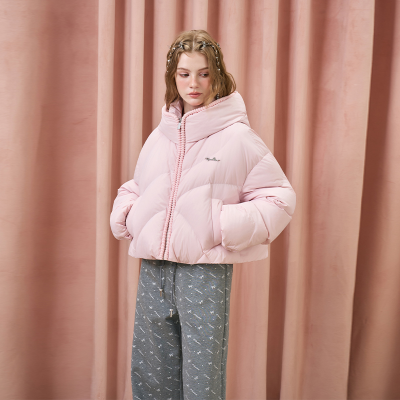 Three Quarters 新款女士粉色短款泡芙90鸭绒羽绒服银泰 301355