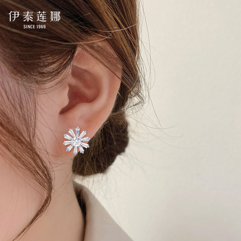 伊泰莲娜无耳洞戴太阳花白晶耳夹图片