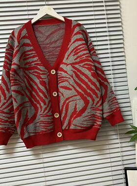 0103-24复古几何风V领开衫毛衣女红色宽松慵懒加厚针织衫外套上衣