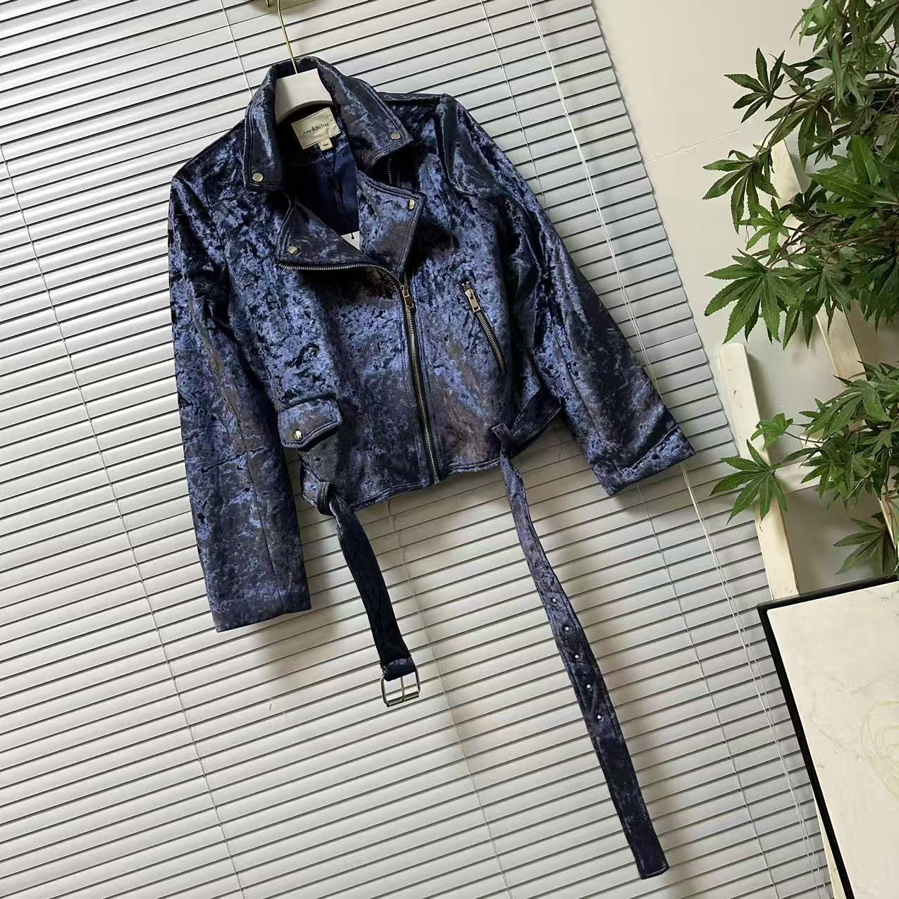 0929-41专柜品牌单时尚轻奢高级感丝绒机车风短款外套潮酷款