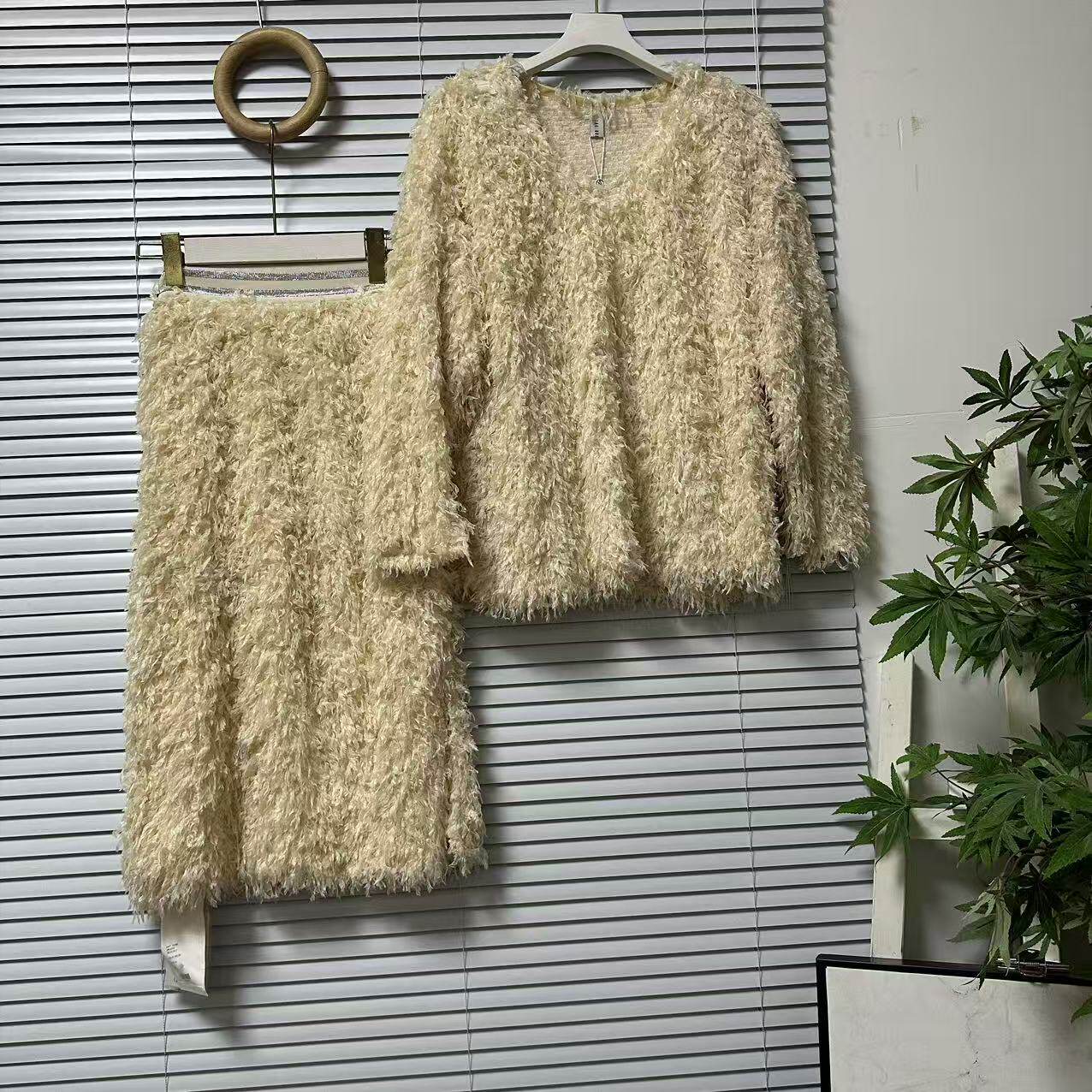 1119-17大牌尾货立体毛绒两件套女V领流苏洋气减龄高级感软奶系