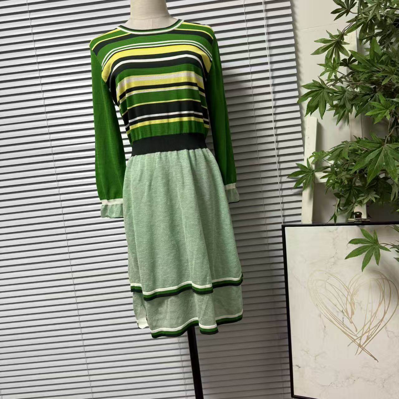1219-10复古条纹针织连衣裙女绿色长袖设计感撞色拼接裙子