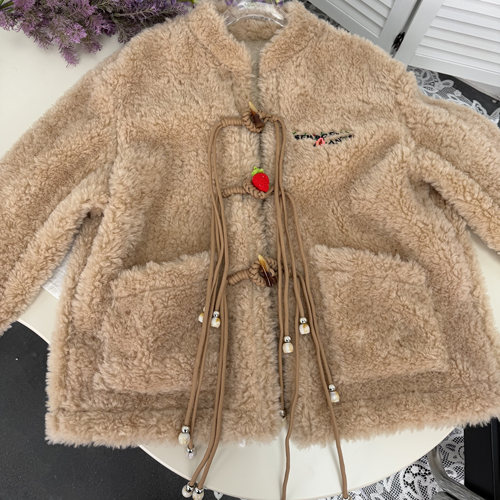 章章 摩卡慕斯毛线扣复古羊羔毛环保皮草外套