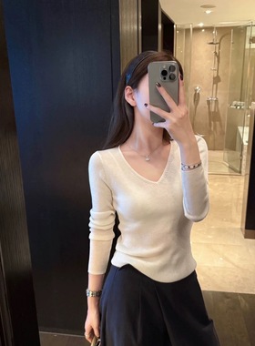 IU ROOM  韩系简约高级修身弹力显瘦V领针织打底衣抗起球毛衣3825
