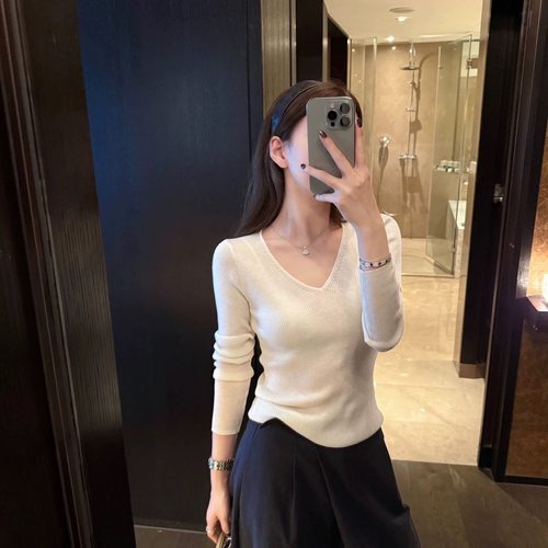 IU ROOM  韩系简约高级修身弹力显瘦V领针织打底衣抗起球毛衣3825