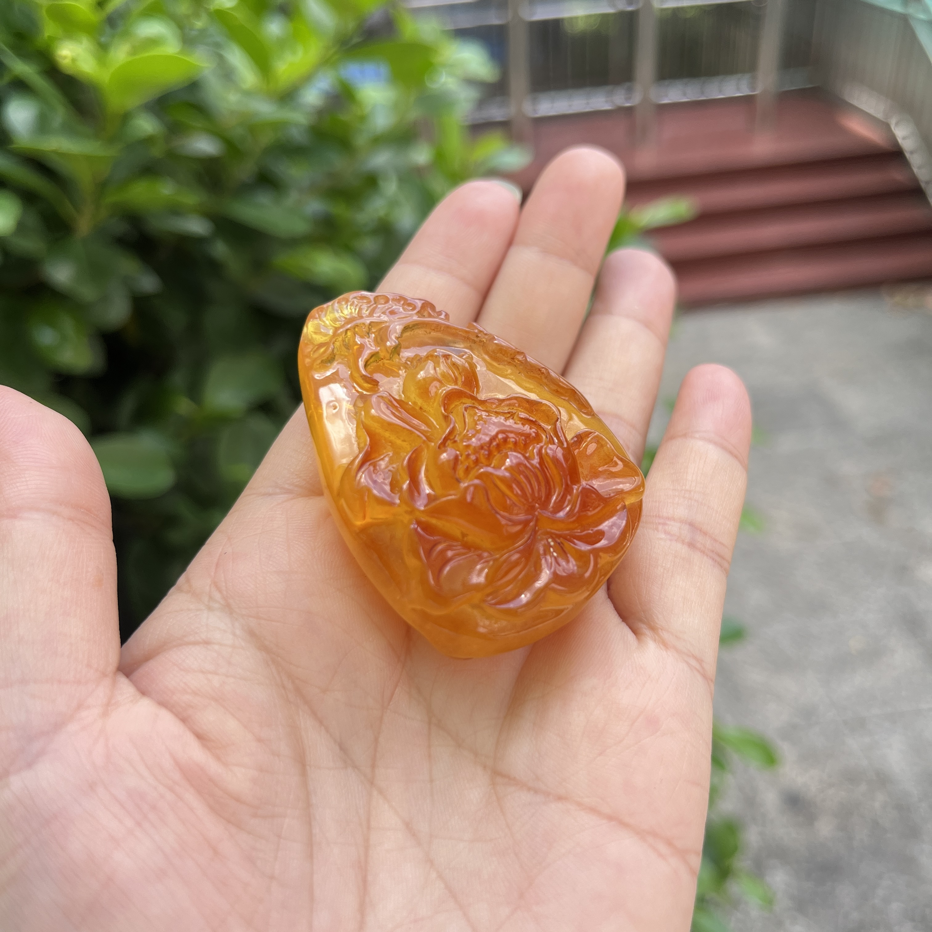 天然琥珀蜜蜡巧雕花开富贵吊坠毛衣链鸡油黄老蜜蜡项链DIY牡丹花