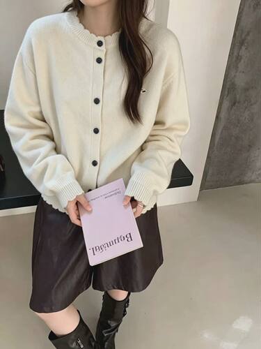 2026年秋季新款韩版纯色波浪领一排扣宽松休闲百搭毛衣外套女潮