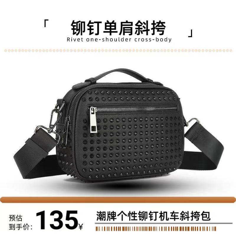 新款 潮牌个性铆钉机车斜挎包男重工单肩包小众设计暗黑手提包女