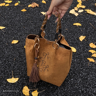 简约复古磨砂小包包女2025新款时尚百搭斜挎包精致超火手提水桶包