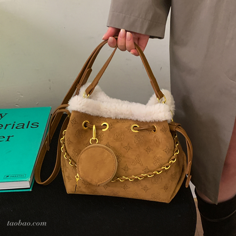 时尚印花水桶包超火毛绒