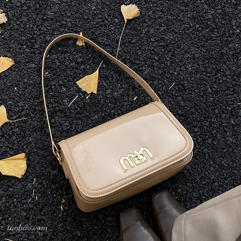 高级感漆皮亮面包包女2026新款时尚百搭斜挎包超火单肩腋下小方包